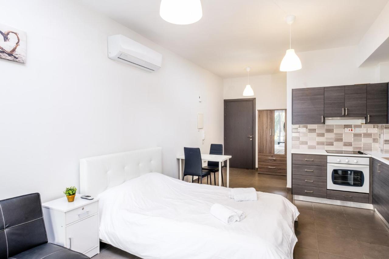 Spacious Studio Downtown Ларнака Екстер'єр фото